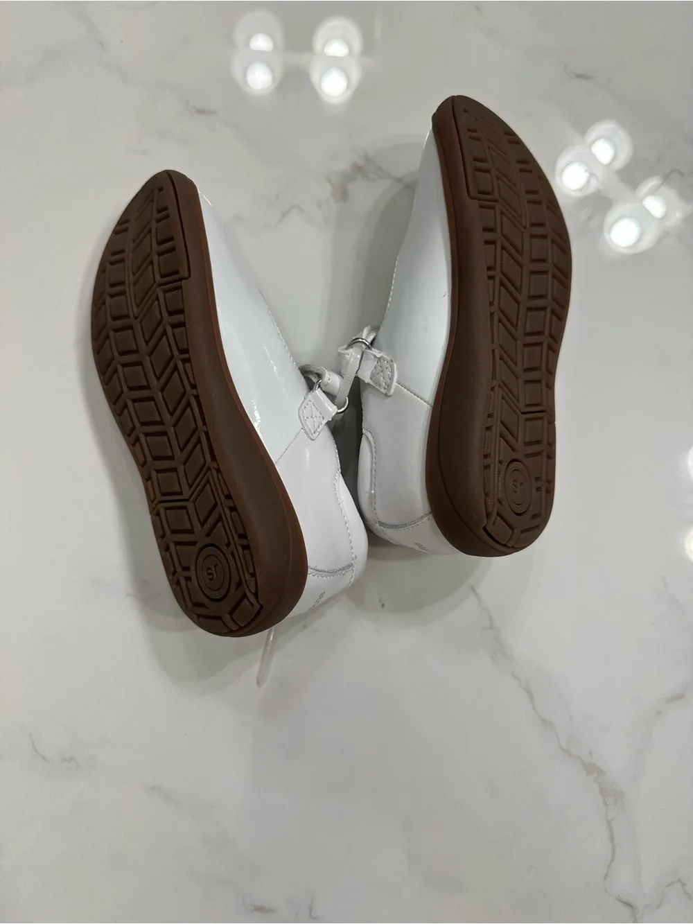 Stride Rite NEW / NWOT White Patent Mary Jane Dress Shoes with Silver Flowers